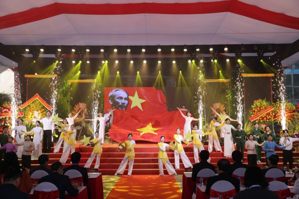 Một khoảnh khắc rực rỡ và trang trọng trên sân khấu của lễ kỷ niệm. Một khoảnh khắc rực rỡ và trang trọng trên sân khấu của lễ kỷ niệm.