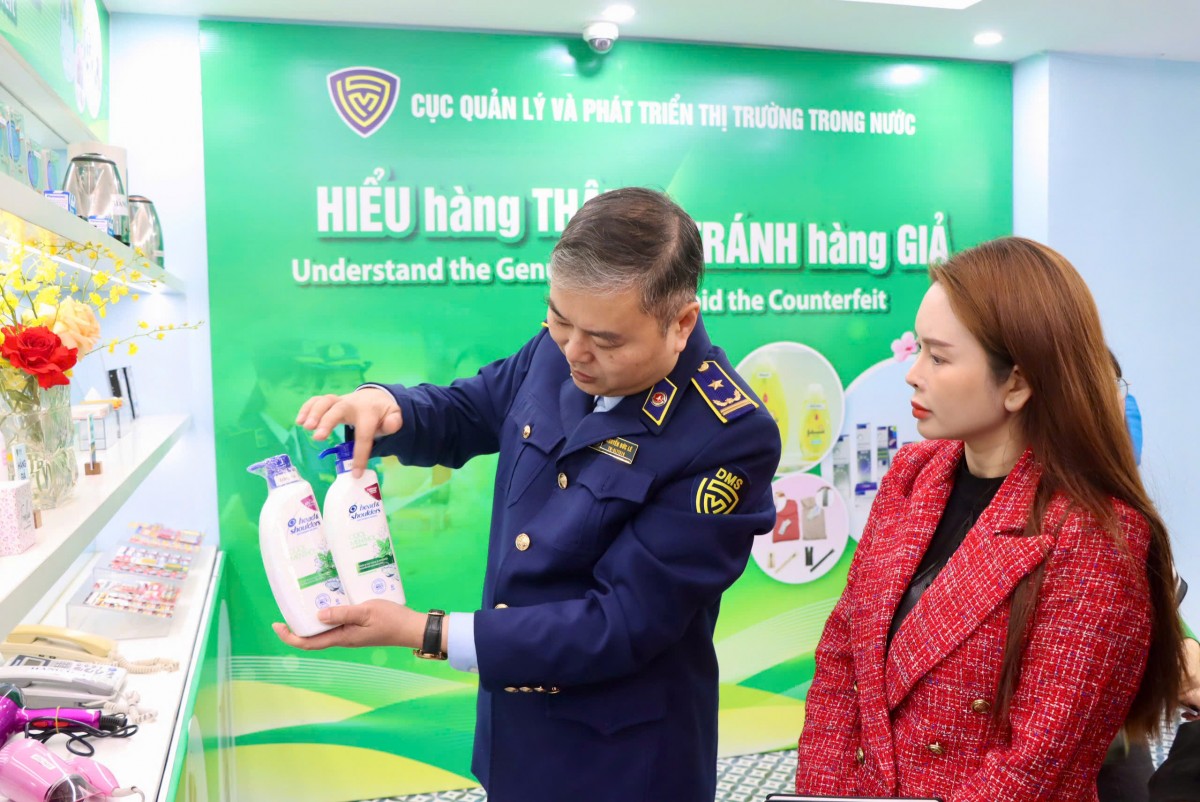 Khai mạc Phòng trưng bày Hàng thật - Hàng giả