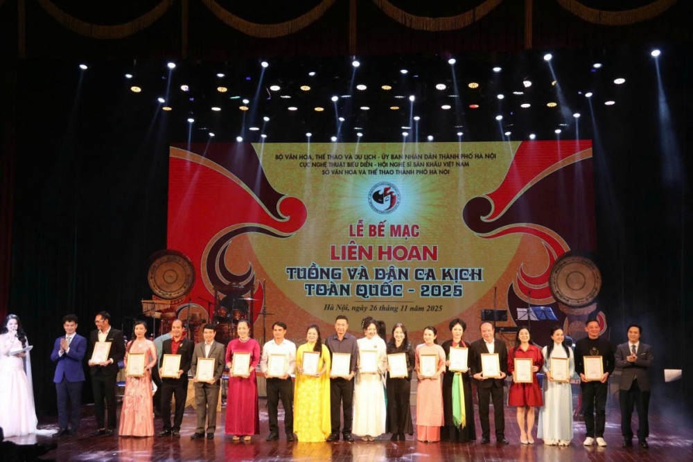 Ban Tổ chức trao giải cá nhân cho các diễn viên cùng giải tập thể và cá nhân đạt thành tích Ban Tổ chức trao giải cá nhân cho các diễn viên cùng giải tập thể và cá nhân đạt thành tích