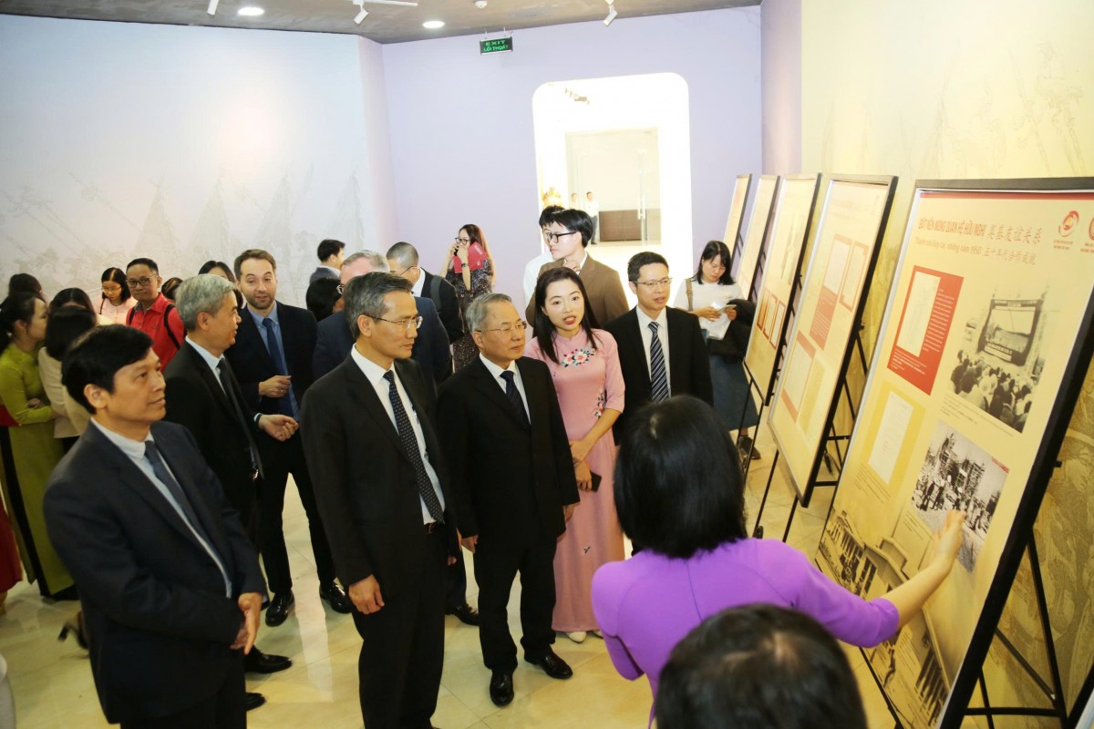 Hơn 100 tư liệu phản ánh 75 năm hữu nghị Việt Nam - Trung Quốc được trưng bày tại Hà Nội