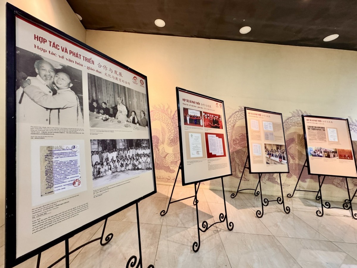 Hơn 100 tư liệu phản ánh 75 năm hữu nghị Việt Nam – Trung Quốc được trưng bày tại Hà Nội