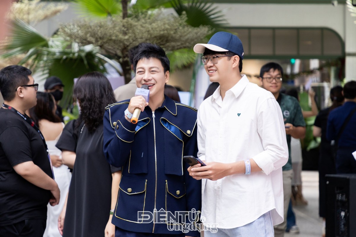 Đông đảo bạn trẻ đến trải nghiệm Quán Meta AI - Nơi món ăn AI bước ra đời thực Đông đảo bạn trẻ đến trải nghiệm Quán Meta AI - Nơi món ăn AI bước ra đời thực