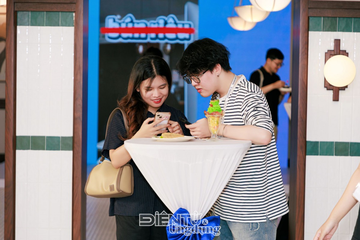 Đông đảo bạn trẻ đến trải nghiệm Quán Meta AI - Nơi món ăn AI bước ra đời thực Đông đảo bạn trẻ đến trải nghiệm Quán Meta AI - Nơi món ăn AI bước ra đời thực