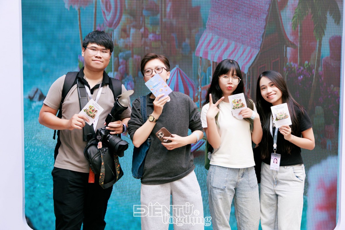 Đông đảo bạn trẻ đến trải nghiệm Quán Meta AI - Nơi món ăn AI bước ra đời thực Đông đảo bạn trẻ đến trải nghiệm Quán Meta AI - Nơi món ăn AI bước ra đời thực