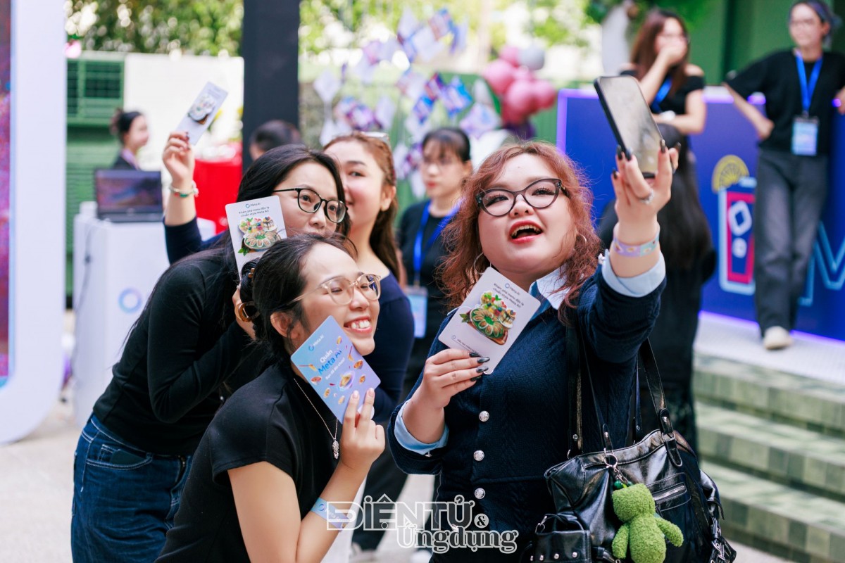 Đông đảo bạn trẻ đến trải nghiệm Quán Meta AI - Nơi món ăn AI bước ra đời thực Đông đảo bạn trẻ đến trải nghiệm Quán Meta AI - Nơi món ăn AI bước ra đời thực