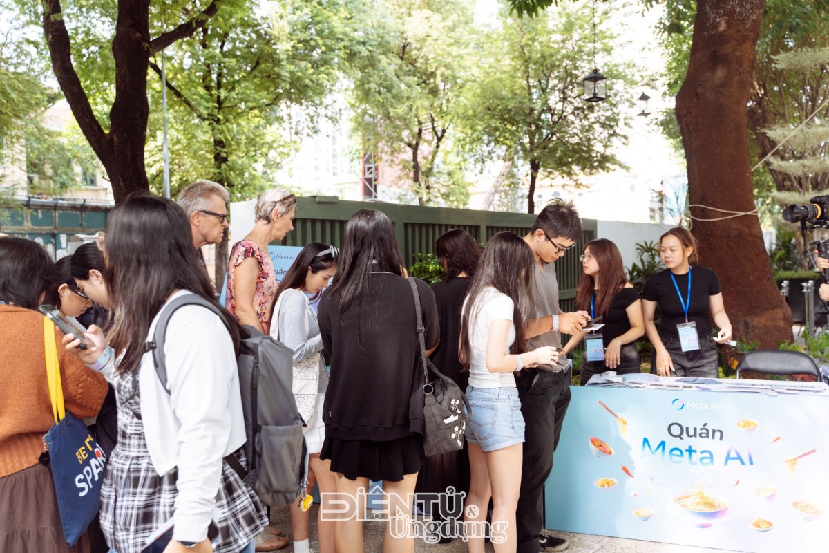 Đông đảo bạn trẻ đến trải nghiệm Quán Meta AI - Nơi món ăn AI bước ra đời thực Đông đảo bạn trẻ đến trải nghiệm Quán Meta AI - Nơi món ăn AI bước ra đời thực
