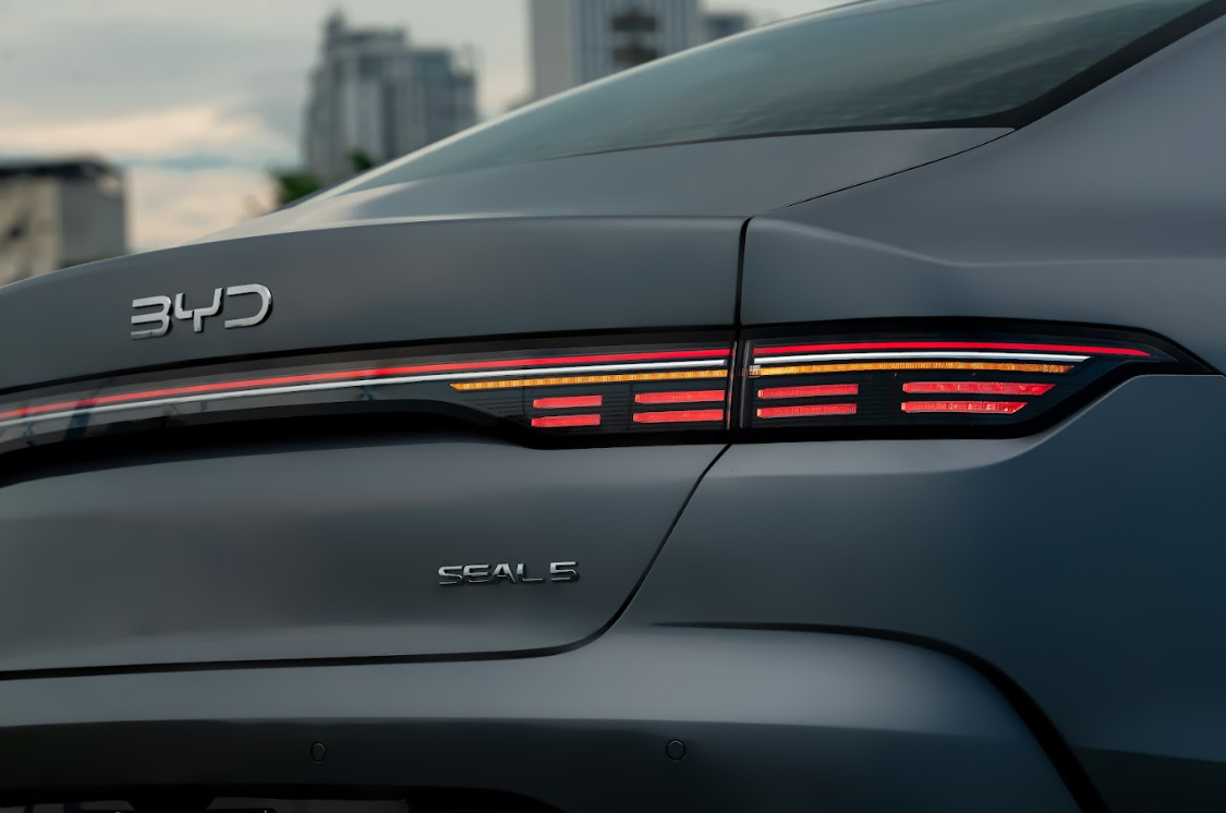 Cụm đèn hậu LED chạy suốt kết hợp hiệu ứng quang học mới. Ảnh: BYD Việt Nam Cụm đèn hậu LED chạy suốt kết hợp hiệu ứng quang học mới. Ảnh: BYD Việt Nam