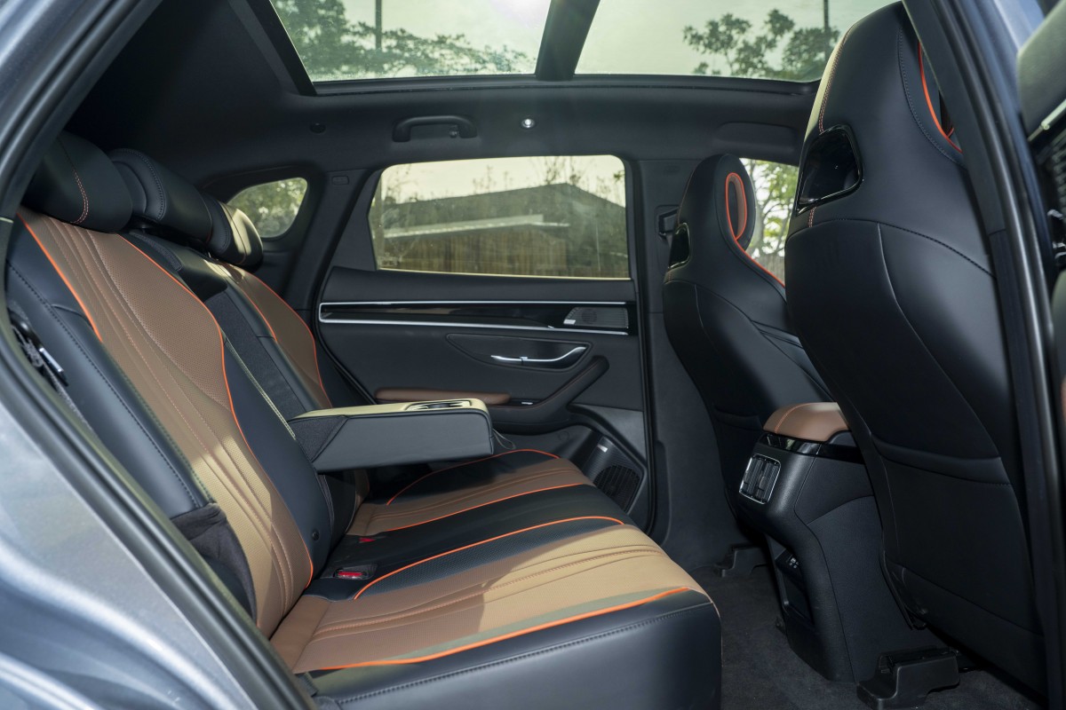 Không gian rộng rãi bên trong SEALION 6