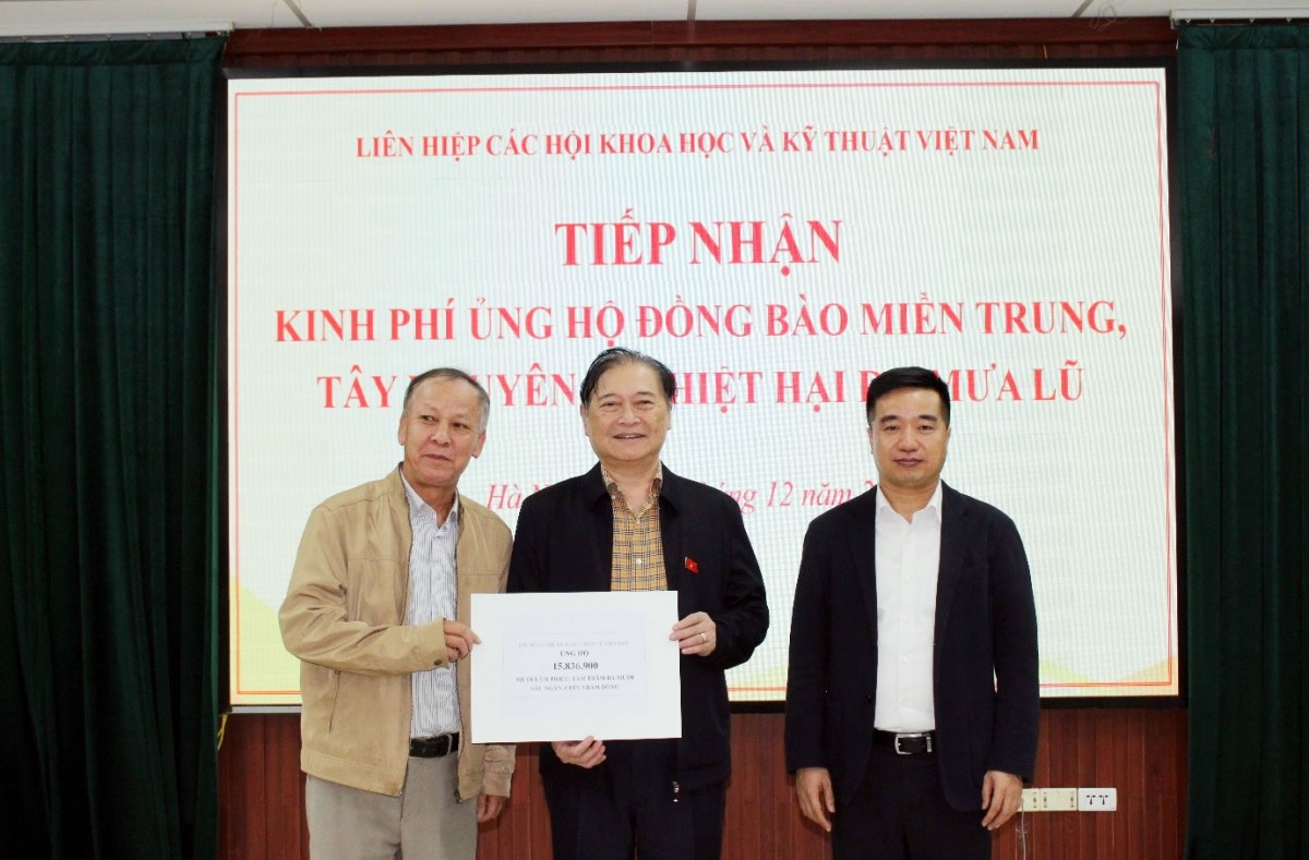 Ông Nguyễn Bắc Hà đại diện Chi bộ và Hội Vô tuyến – Điện tử Việt Nam trao ủng hội tới Liên hiệp Hội Việt Nam Ông Nguyễn Bắc Hà đại diện Chi bộ và Hội Vô tuyến – Điện tử Việt Nam trao ủng hội tới Liên hiệp Hội Việt Nam