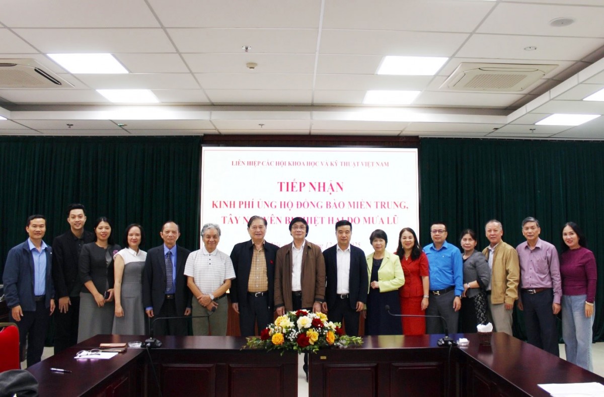 Các đại diện chụp ảnh lưu niệm tại buổi tiếp nhận Các đại diện chụp ảnh lưu niệm tại buổi tiếp nhận