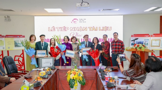 Gia đình các nhạc sĩ Hoàng Vân, Hoàng Long, Hoàng Lân trao tặng các tư liệu âm nhạc quý