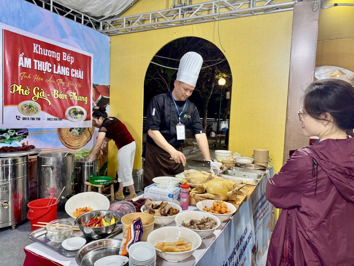 Trăm nghề tinh hoa, ngàn vị lan tỏa’ tại Liên hoan Ẩm thực và Du lịch làng nghề Hà Nội 2025 Trăm nghề tinh hoa, ngàn vị lan tỏa’ tại Liên hoan Ẩm thực và Du lịch làng nghề Hà Nội 2025