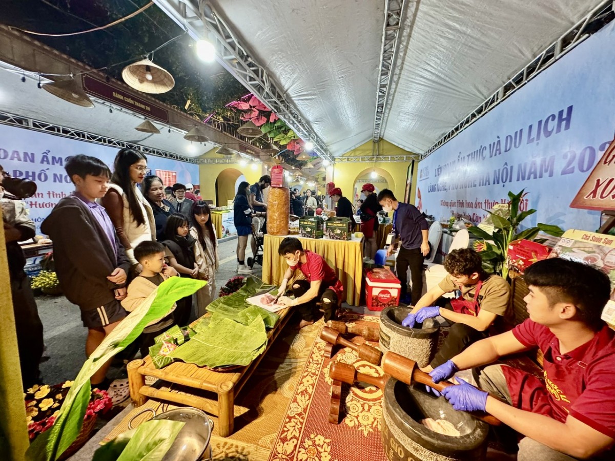 Trăm nghề tinh hoa, ngàn vị lan tỏa’ tại Liên hoan Ẩm thực và Du lịch làng nghề Hà Nội 2025 Trăm nghề tinh hoa, ngàn vị lan tỏa’ tại Liên hoan Ẩm thực và Du lịch làng nghề Hà Nội 2025