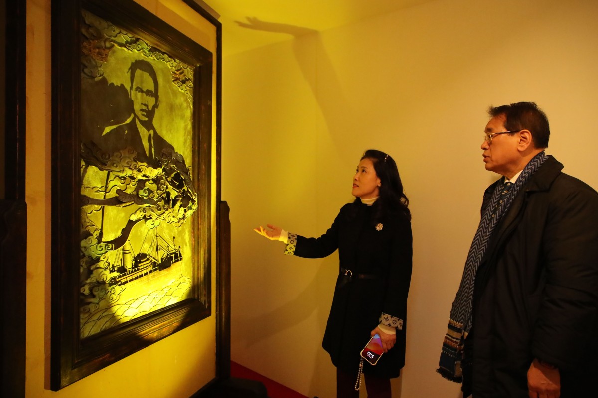 Hàng trăm lượt khách tham quan các tác phẩm điêu khắc bằng ánh sáng chân dung Hồ Chí Minh và tổng thống Hàn Quốc Hàng trăm lượt khách tham quan các tác phẩm điêu khắc bằng ánh sáng chân dung Hồ Chí Minh và tổng thống Hàn Quốc