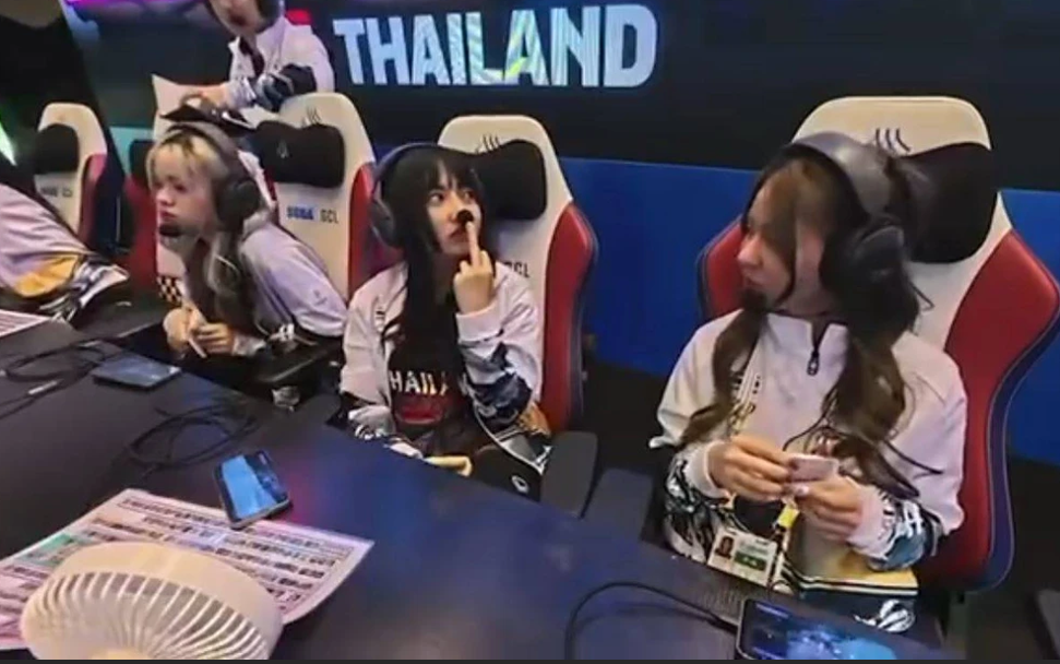 Hành vi thiếu chuẩn mực của nữ vận động viên trên sóng truyền hình trực tiếp Hành vi thiếu chuẩn mực của nữ vận động viên trên sóng truyền hình trực tiếp