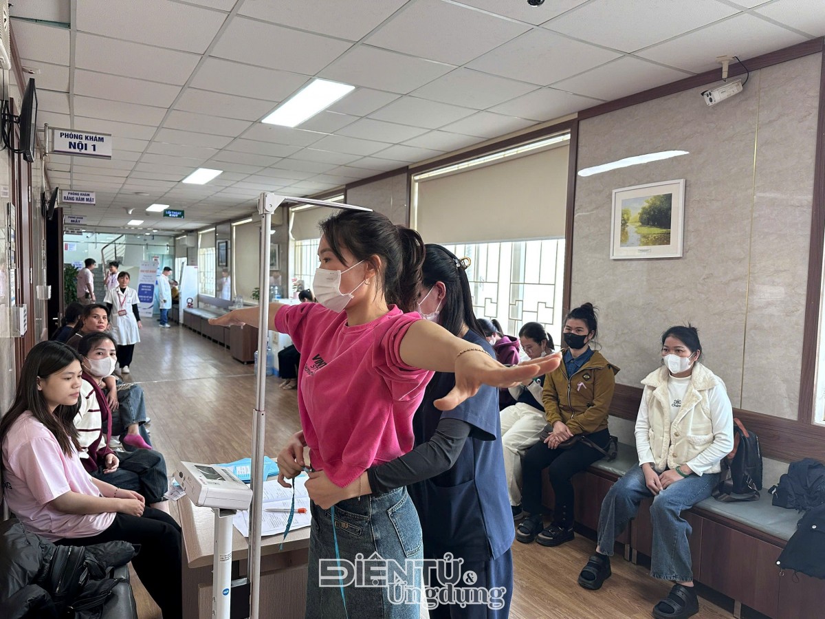 “Chạm sẻ chia, Trao hy vọng” tiếp tục đến với hơn 2.000 phụ nữ yếu thế “Chạm sẻ chia, Trao hy vọng” tiếp tục đến với hơn 2.000 phụ nữ yếu thế