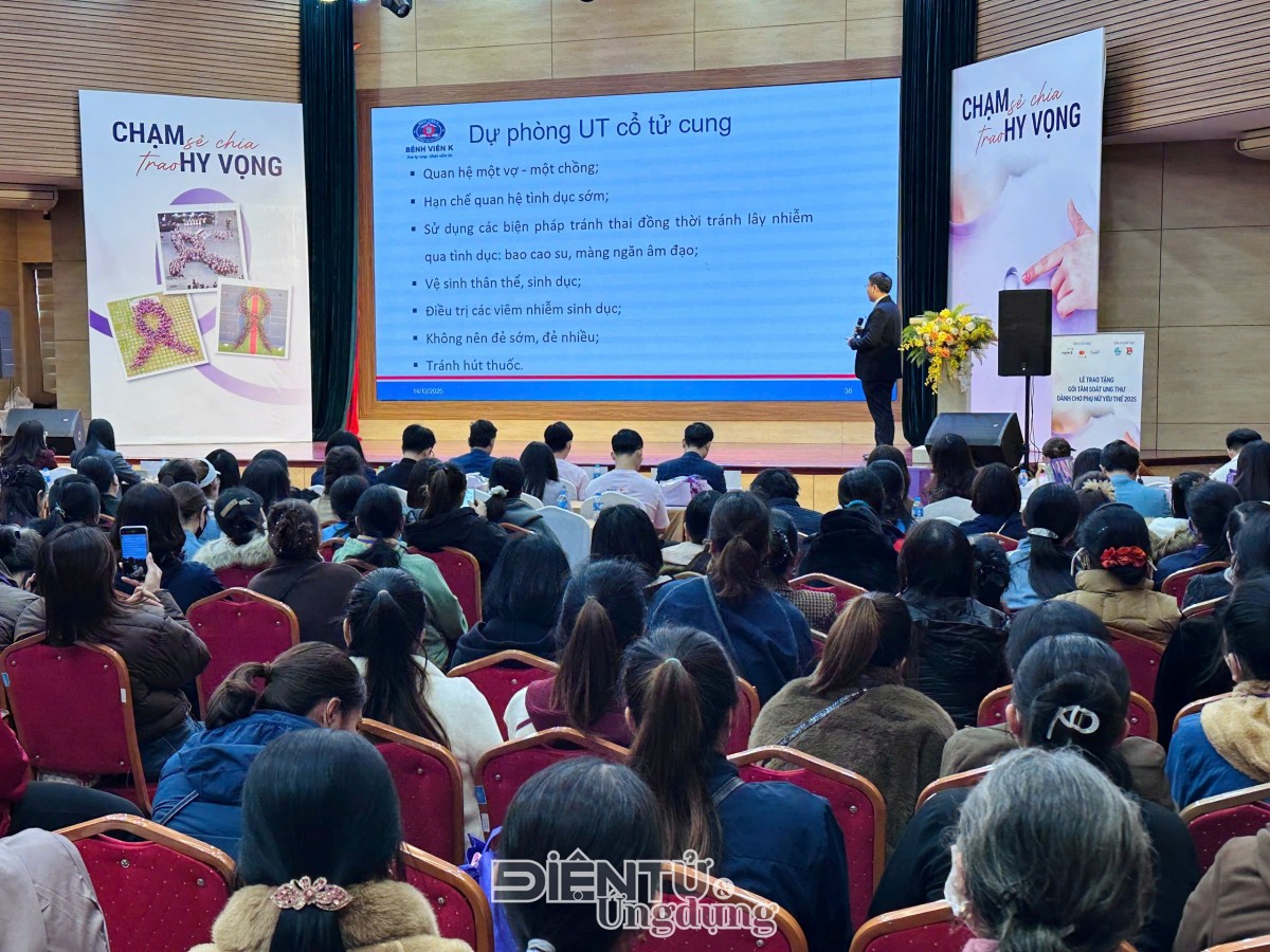 “Chạm sẻ chia, Trao hy vọng” tiếp tục đến với hơn 2.000 phụ nữ yếu thế “Chạm sẻ chia, Trao hy vọng” tiếp tục đến với hơn 2.000 phụ nữ yếu thế