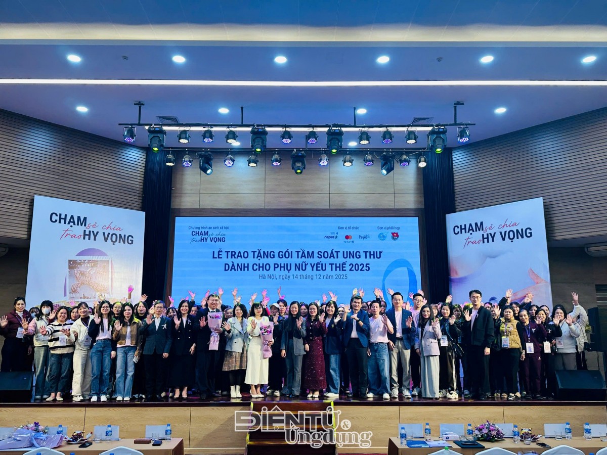 “Chạm sẻ chia, Trao hy vọng” tiếp tục đến với hơn 2.000 phụ nữ yếu thế “Chạm sẻ chia, Trao hy vọng” tiếp tục đến với hơn 2.000 phụ nữ yếu thế