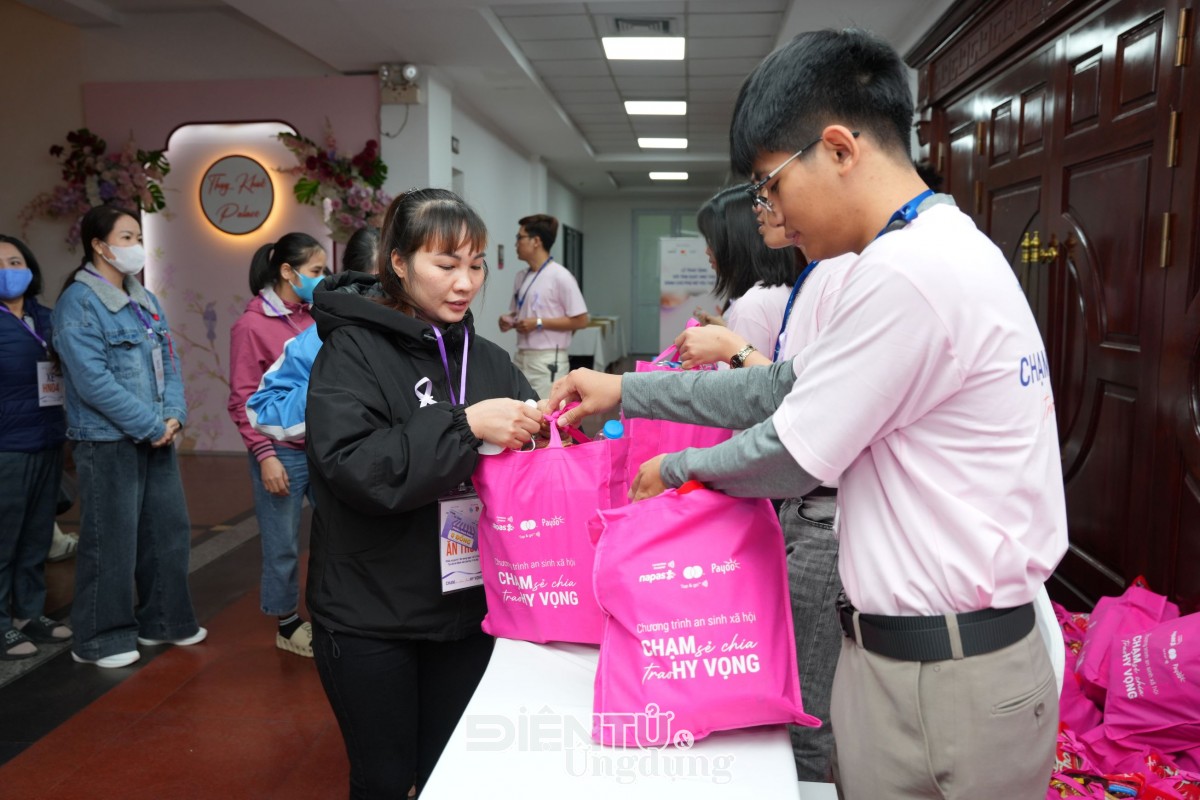 “Chạm sẻ chia, Trao hy vọng” tiếp tục đến với hơn 2.000 phụ nữ yếu thế “Chạm sẻ chia, Trao hy vọng” tiếp tục đến với hơn 2.000 phụ nữ yếu thế