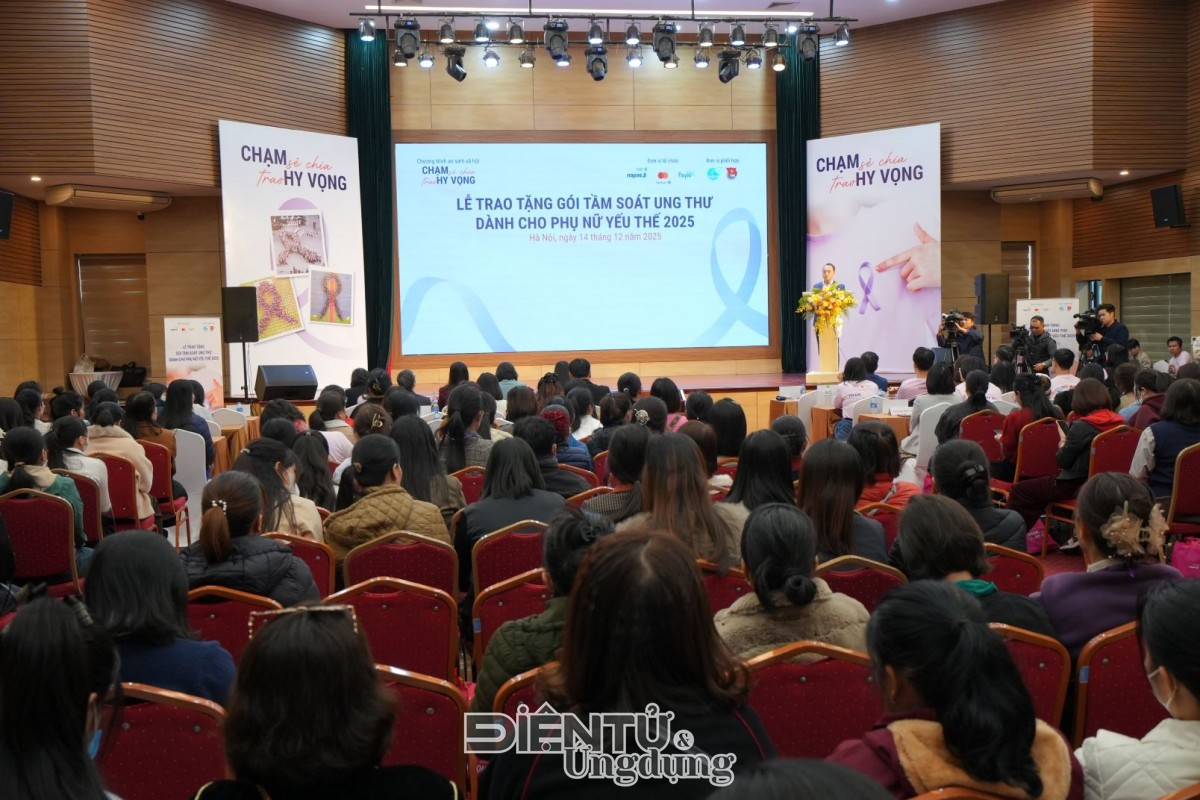 “Chạm sẻ chia, Trao hy vọng” tiếp tục đến với hơn 2.000 phụ nữ yếu thế “Chạm sẻ chia, Trao hy vọng” tiếp tục đến với hơn 2.000 phụ nữ yếu thế