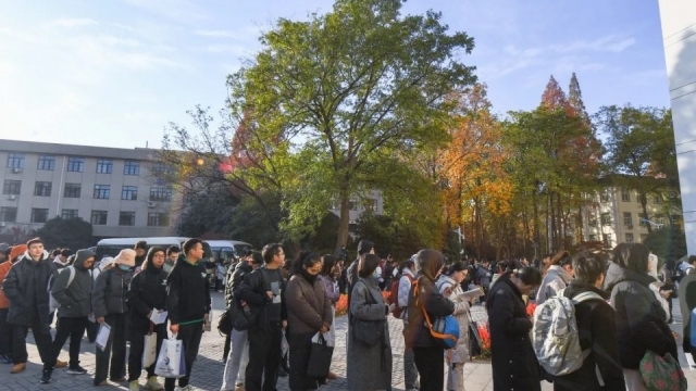 Vì sao giới trẻ Trung Quốc đổ xô vào các công việc nhà nước với số lượng kỷ lục?