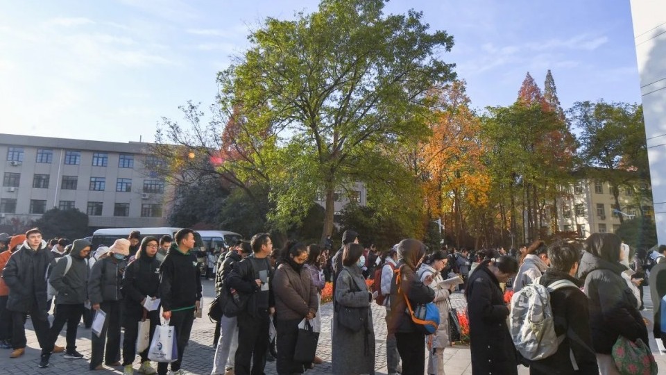 Vì sao giới trẻ Trung Quốc đổ xô vào các công việc nhà nước với số lượng kỷ lục?