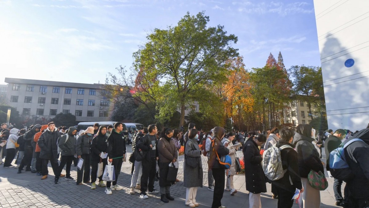 Vì sao giới trẻ Trung Quốc đổ xô vào các công việc nhà nước với số lượng kỷ lục?