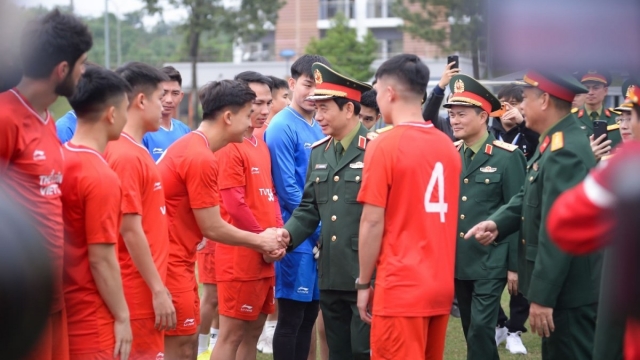 Bộ trưởng Bộ Quốc phòng thăm và động viên CLB Thể công - Viettel