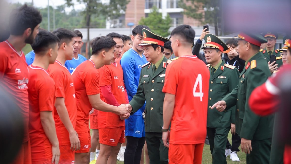 Bộ trưởng Bộ Quốc phòng thăm và động viên CLB Thể công - Viettel