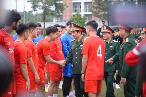 Bộ trưởng Bộ Quốc phòng thăm và động viên CLB Thể công - Viettel