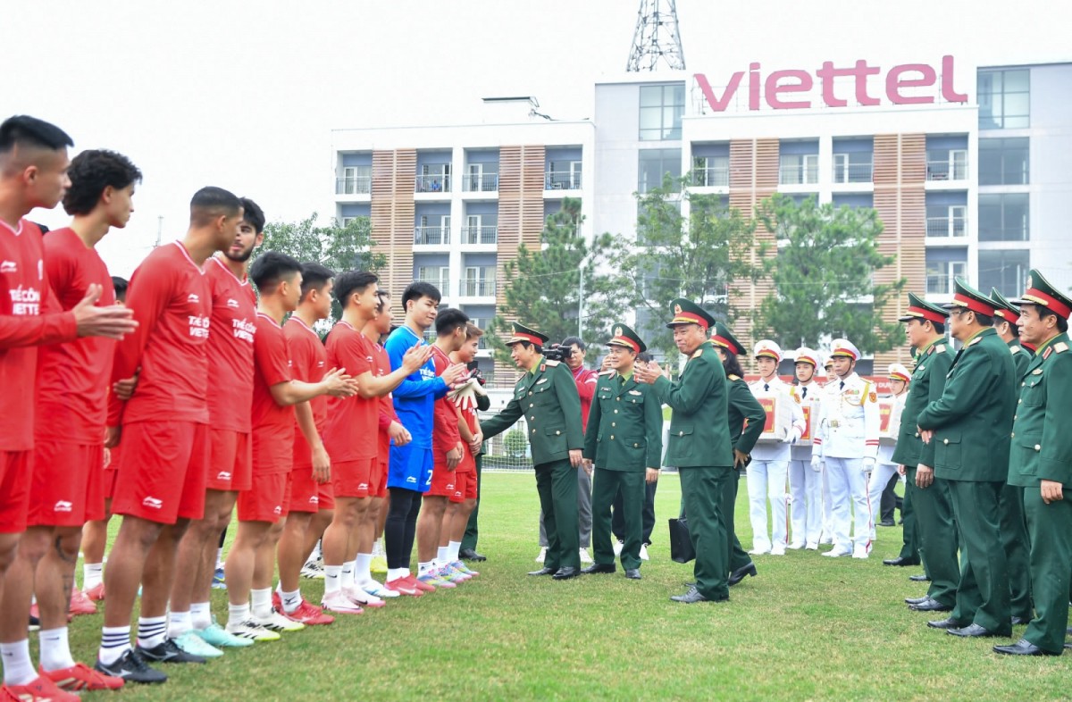 Đoàn công tác Bộ Quốc phòng lắng nghe báo cáo và trao đổi về công tác quản lý, vận hành, đào tạo và phát triển thể thao tại Công ty Thể thao Viettel Đoàn công tác Bộ Quốc phòng lắng nghe báo cáo và trao đổi về công tác quản lý, vận hành, đào tạo và phát triển thể thao tại Công ty Thể thao Viettel