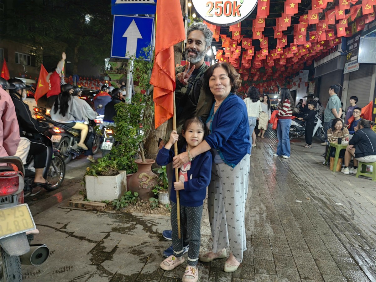 Một số hình ảnh người dân Hà Nội đổ xô ra đường hòa chung không khí hứng khởi sau trận đấu