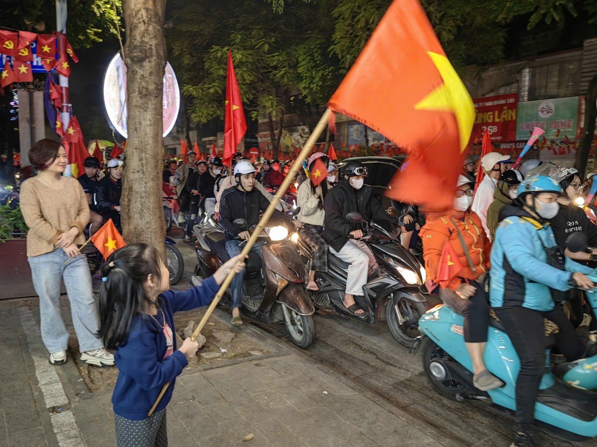 Một số hình ảnh người dân Hà Nội đổ xô ra đường hòa chung không khí hứng khởi sau trận đấu