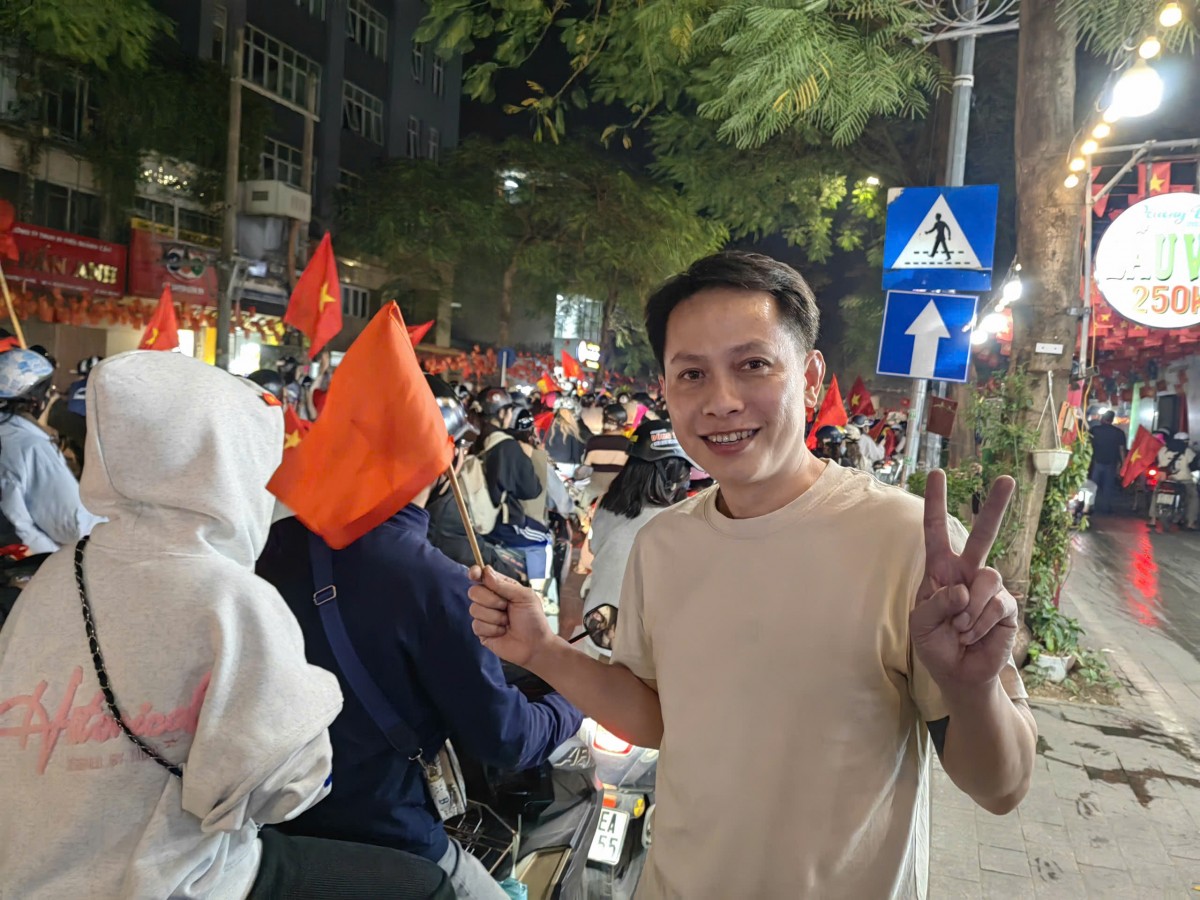 Một số hình ảnh người dân Hà Nội đổ xô ra đường hòa chung không khí hứng khởi sau trận đấu