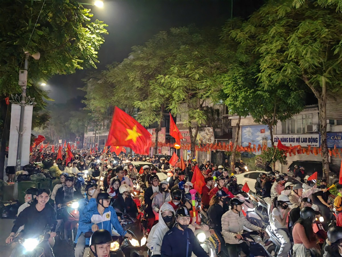 Một số hình ảnh người dân Hà Nội đổ xô ra đường hòa chung không khí hứng khởi sau trận đấu