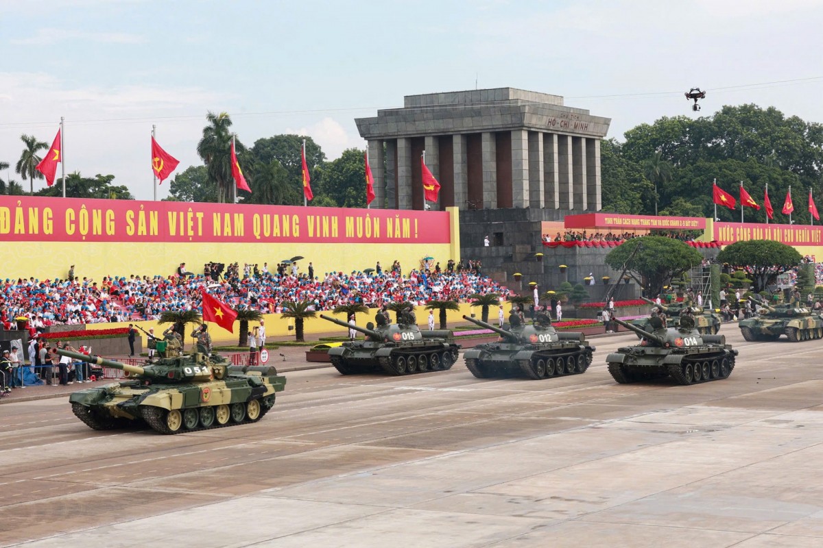 Quân đội nhân dân Việt Nam vững bước dưới cờ Đảng quang vinh