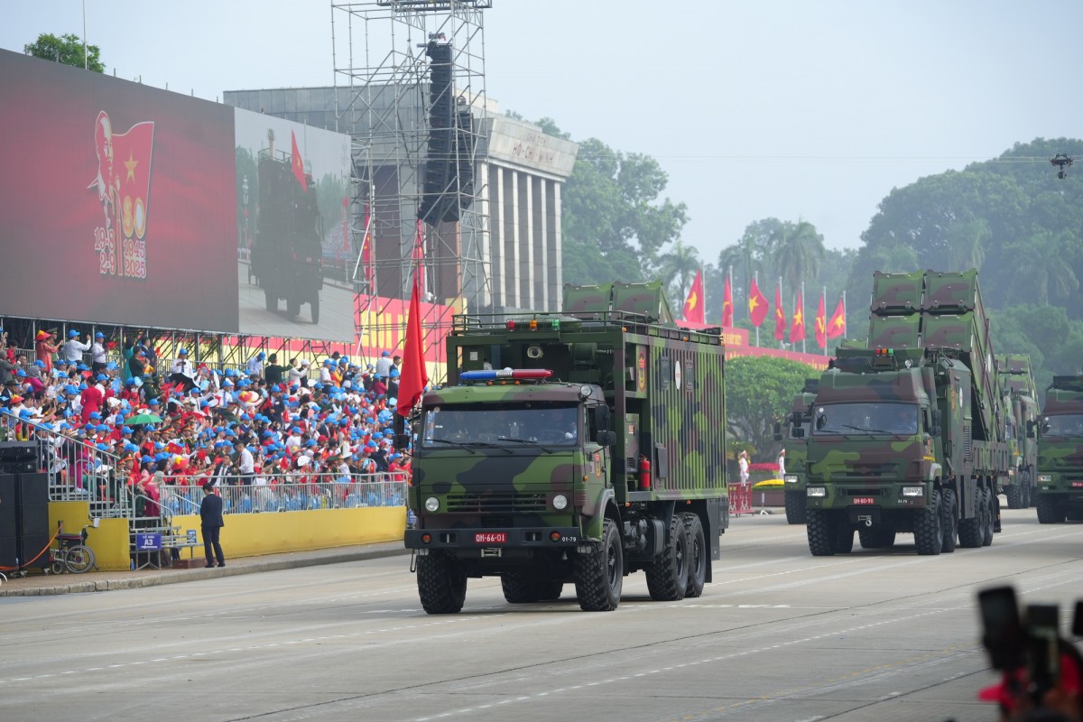 Quân đội nhân dân Việt Nam vững bước dưới cờ Đảng quang vinh