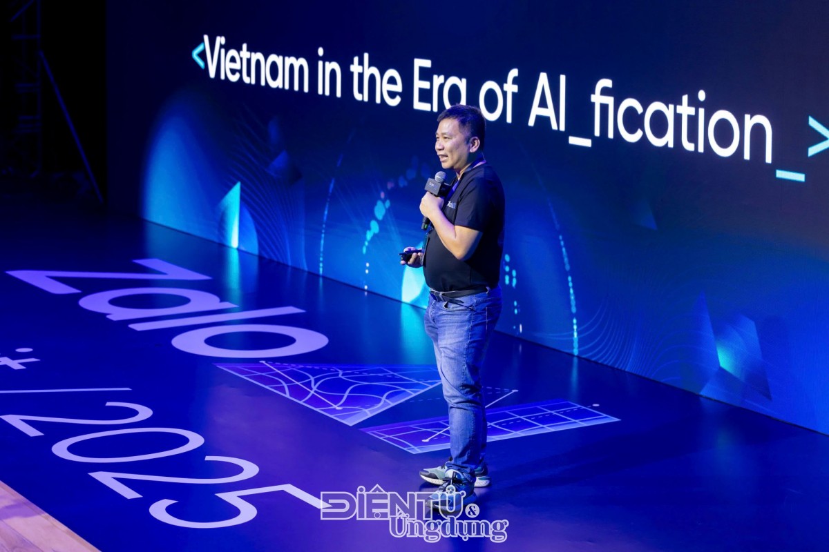 “Tại Zalo, chúng tôi phát triển những tính năng lõi phục vụ trực tiếp cho người dùng. Một trong những tính năng lõi là tính năng Dictation, chuyển từ giọng nói sang văn bản. Đây là một phương thức nhanh và tiện lợi hơn rất nhiều. Số lượng người dùng Zalo sử dụng tính năng Dictation hàng tháng hiện nay đạt ngưỡng 7.5 triệu người dùng. Một tính năng khác được sử dụng nhiều là tính năng Translation - dịch ngôn ngữ. Ngoài ra, trong Zalo cũng đẩy mạnh AI trong hoạt động vận hành, đơn cử là việc xây dựng chatbot cho nghiệp vụ chăm sóc khách hàng.” Ông Nguyễn Minh Tú nói.