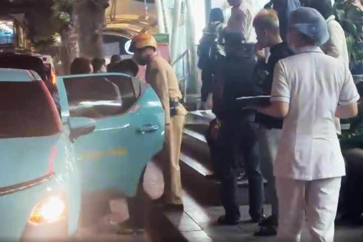 CSGT Hà Nội kịp thời mở đường, đưa sản phụ đau ruột thừa đi cấp cứu trong giờ cao điểm