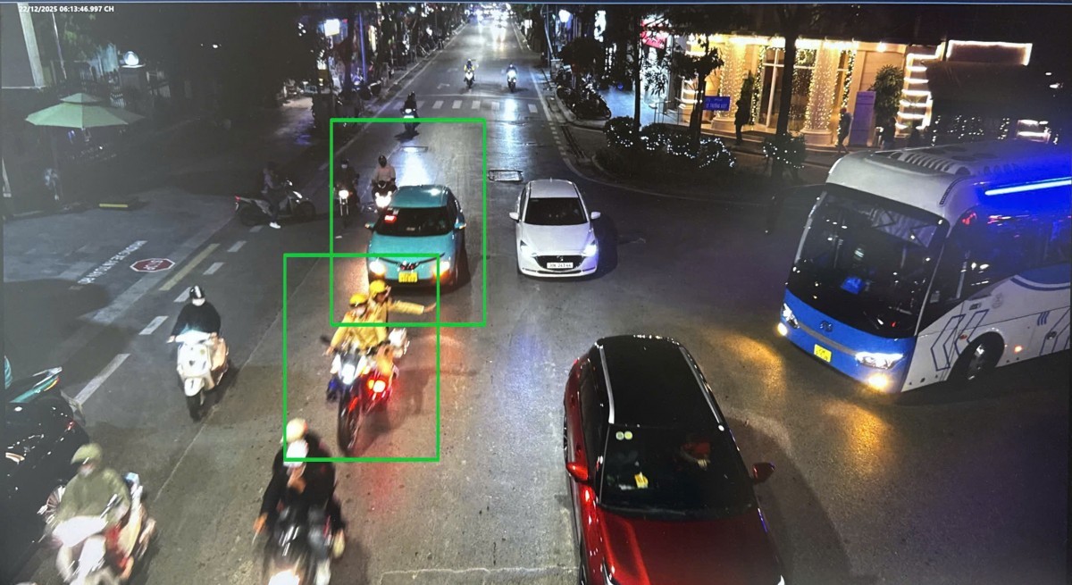 CSGT Hà Nội kịp thời mở đường, đưa sản phụ đau ruột thừa đi cấp cứu trong giờ cao điểm
