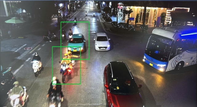 CSGT Hà Nội kịp thời mở đường, đưa sản phụ đau ruột thừa đi cấp cứu trong giờ cao điểm