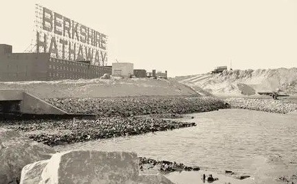 Vì sao việc mua cổ phiếu Berkshire Hathaway là sai lầm lớn nhất của Warren Buffett?