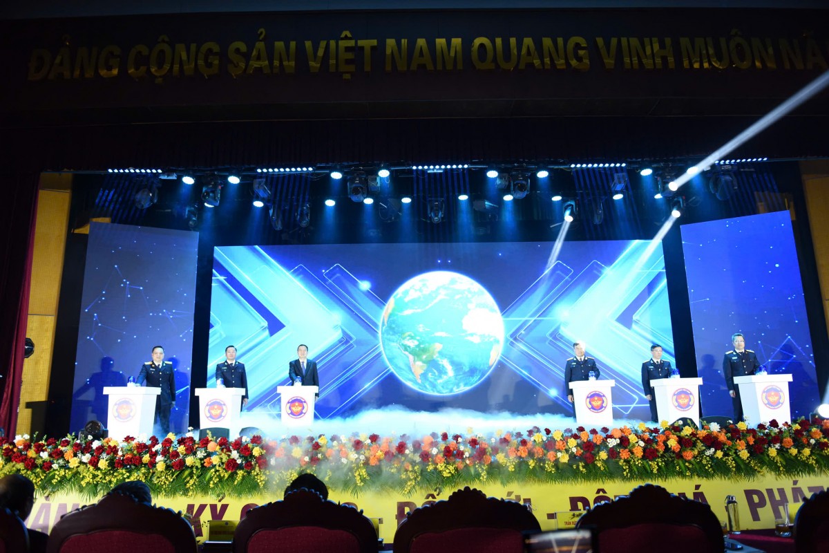 Lần đầu tiên xuất nhập khẩu hàng hóa đạt 900 tỷ USD