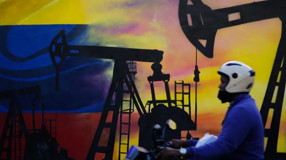 Giá dầu thô giảm nhẹ giữa bất ổn chính trị tại Venezuela vụ bắt giữ Tổng thống Maduro