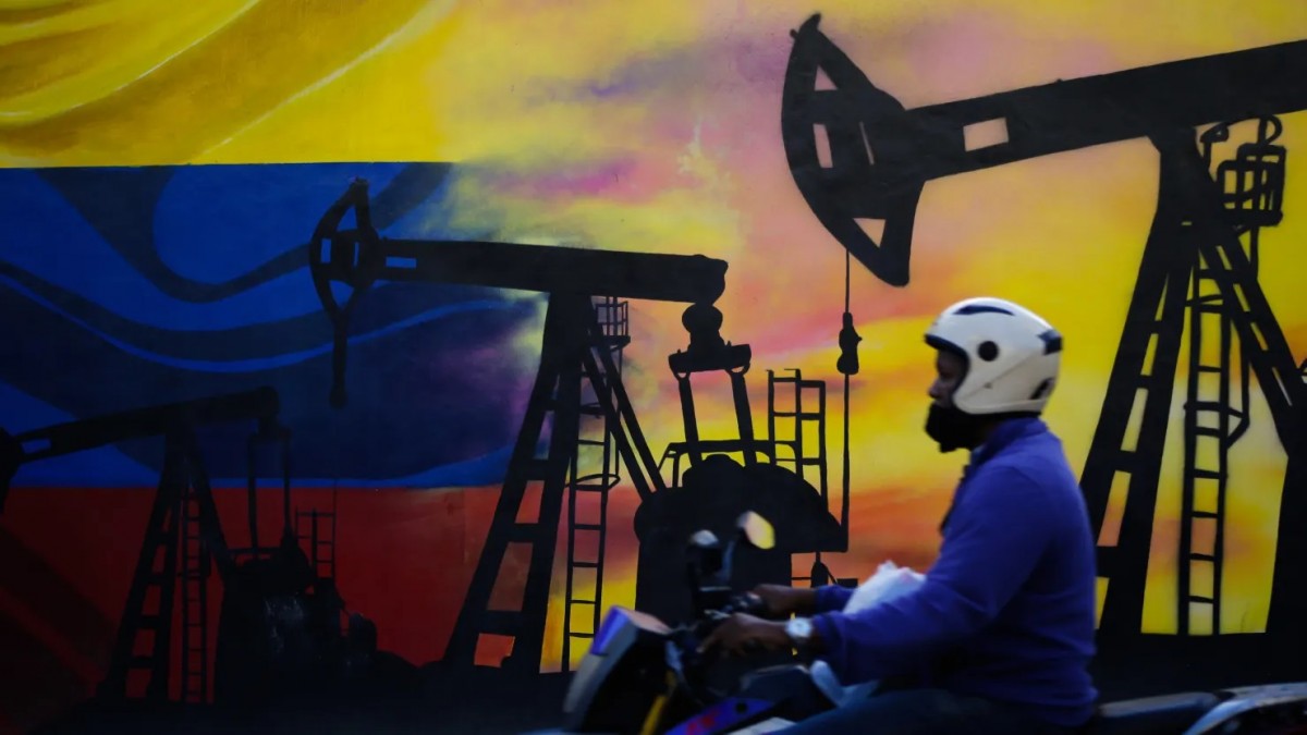 Giá dầu thô giảm nhẹ giữa bất ổn chính trị tại Venezuela sau khi Tổng thống Maduro bị lật đổ Giá dầu thô giảm nhẹ giữa bất ổn chính trị tại Venezuela sau khi Tổng thống Maduro bị lật đổ