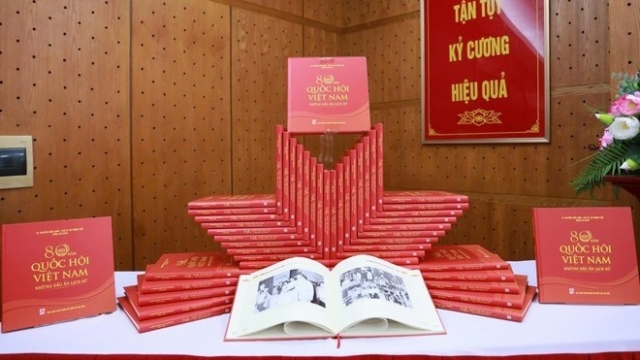 Ra mắt cuốn sách 