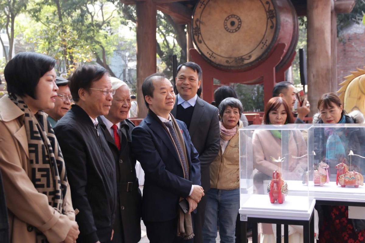 Khai mạc trưng bày ‘Ngựa về phố’ chào xuân Bính Ngọ tại Văn Miếu – Quốc Tử Giám Khai mạc trưng bày ‘Ngựa về phố’ chào xuân Bính Ngọ tại Văn Miếu – Quốc Tử Giám