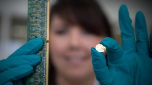 Các nhà khoa học Trung Quốc chiết xuất 98% vàng từ điện thoại cũ chỉ trong 20 phút