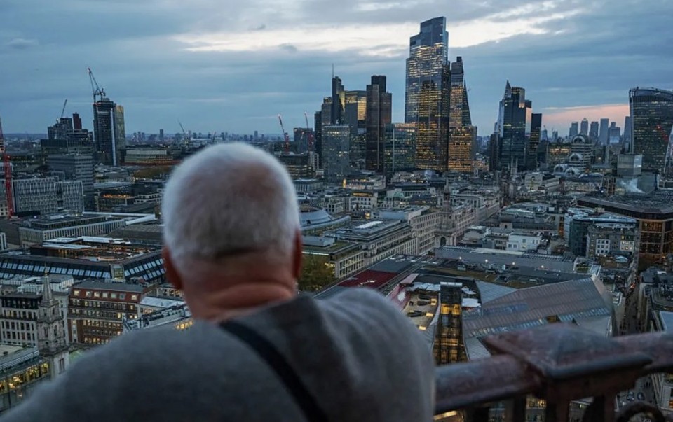 Chứng khoán châu Âu chìm trong sắc đỏ, cổ phiếu BE Semiconductor bật tăng gần 8%