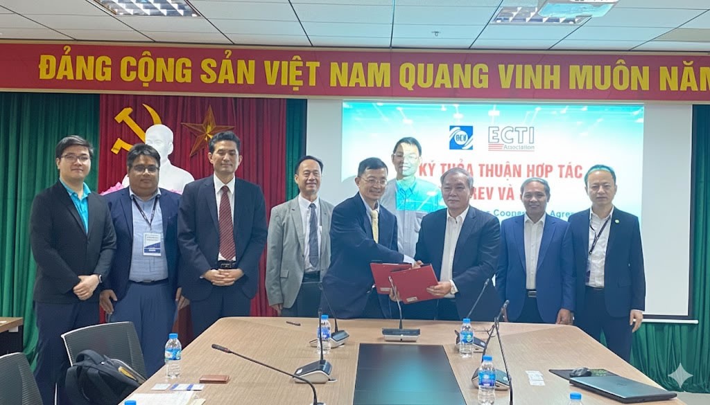 Hội Vô tuyến - Điện tử Việt Nam và Hiệp hội Kỹ thuật Điện - Điện tử, Máy tính, Viễn thông và Công nghệ Thông tin (ECTI) Thái Lan ký kết hợp tác tại Hà Nội.